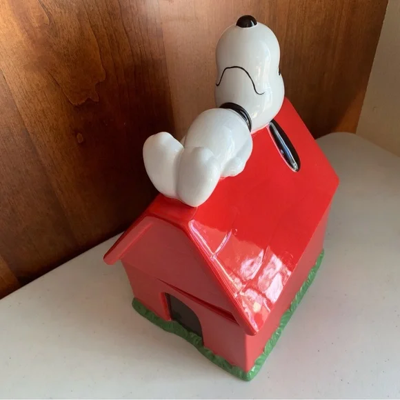 Peanuts Classic Snoopy on His Dog House Ceramic Cookie Jar - Picture 5 of 8